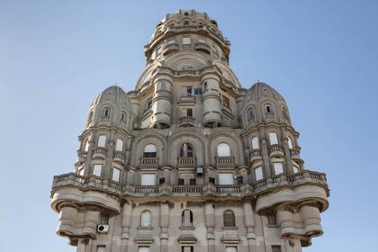 La fachada del palacio Salvo.