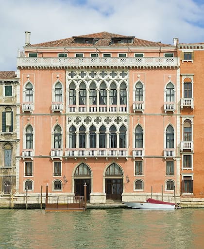 La fachada del Palazzo Pisani Moretta, una imponente construcción situada en el Gran Canal en Venecia. Como no viven en Italia, la pareja contrató a The Wedding Boutique Italy para la organización de la fiesta.