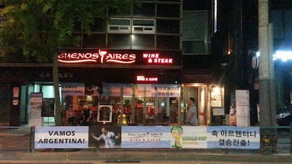 La fachada del restaurante más nuevo, durante el Mundial de 2014