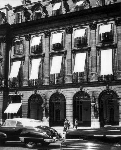 La fachada del Rits de Paris, frente a Place Vendome. Durante la Segunda Guerra, los alemanes convirtieron al hotel en la dirección general de su fuerza aérea (Photo by Keystone-France/Gamma-Keystone via Getty Images)