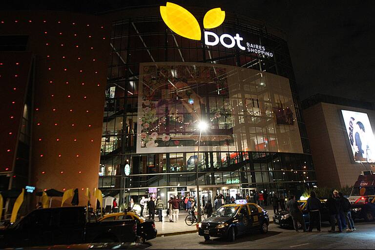 La fachada del shopping Dot en Saavedra