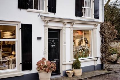 La fachada delantera, que corresponde a la panadería de 1879, hoy aloja la tienda de decoración de la dueña de casa: Terre à Terre.