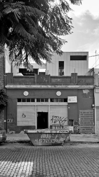 La fachada, durante la reforma que llevó a cabo Estudio Damero