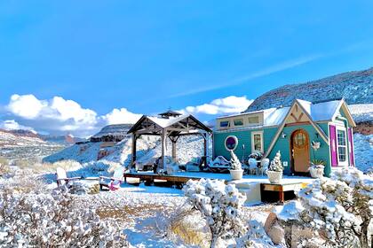 La fachada está repleta de colores vivos y alegres.