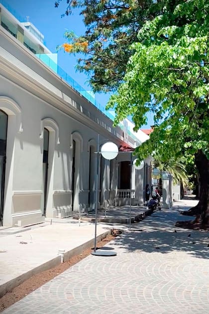 La fachada exhibe la huella monacal de la congregación de las Hijas de Nuestra Señora de la Misericordia, en la calle Pareja 3670