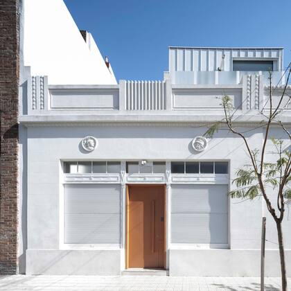 La fachada, hoy. La entrada desde la calle pretende dar pistas del diseño interior, según cuentan los arquitectos de Estudio Damero