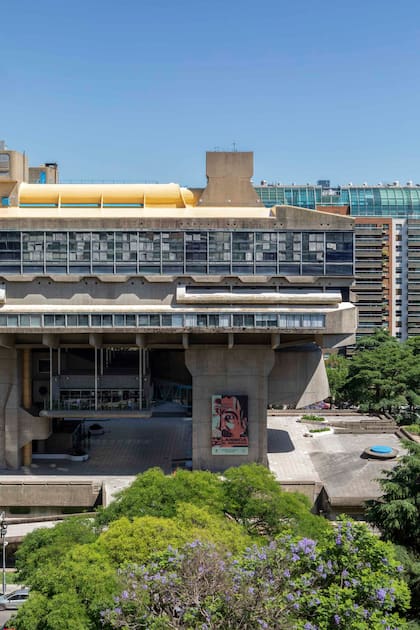 La fachada lateral de la Biblioteca Mariano Moreno con su imponente volumen en voladizo