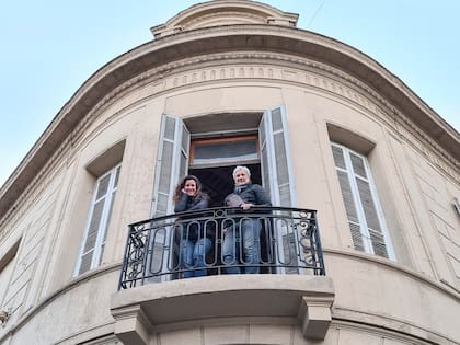 “La fachada no podía ser modificada, así que restauramos cada detalle de manera artesanal. Se picó para reparar problemas de humedad, y se cuidó cada moldura y dibujo original”, explica.