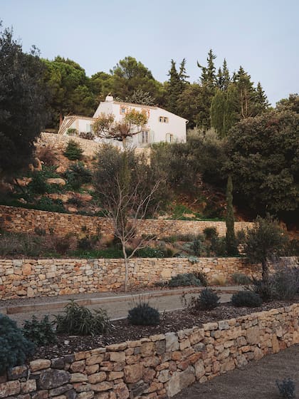 "La fachada norte está parcialmente encastrada en la roca, algo bastante característico en este tipo de terrenos escarpados de Provenza", nos dicen las arquitectas.