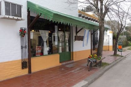 La fachada original, en Areco, alfajores, bombones y chocolates son parte de su fabricación