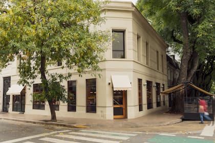 La fachada original recuperada de la casa donde funciona Social Corazón