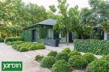 Un diseño que revela cómo la vegetación puede guiar, suavizar y redefinir la arquitectura