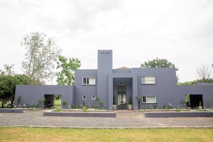 La fachada principal de la casa, donde predominan las líneas rectas. La puerta de entrada tiene gran protagonismo.