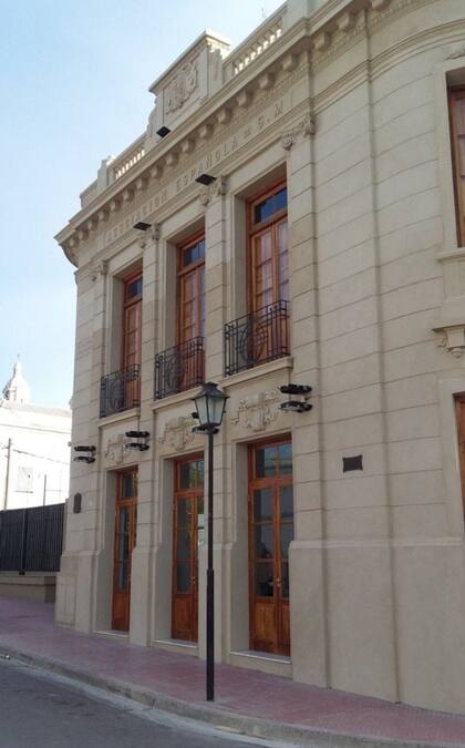 La fachada recuperada del Teatro España, de Patagones
