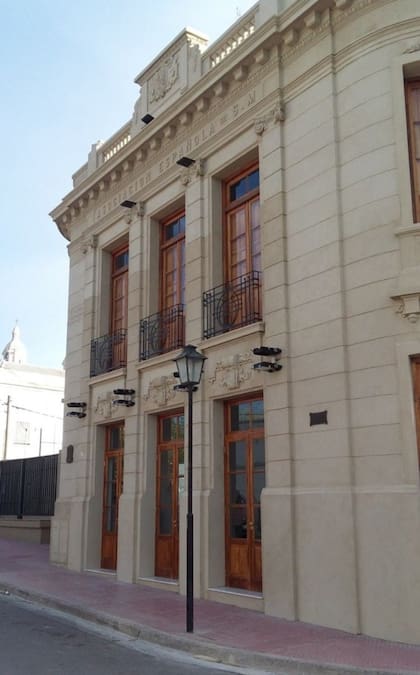 La fachada recuperada del Teatro España, de Patagones