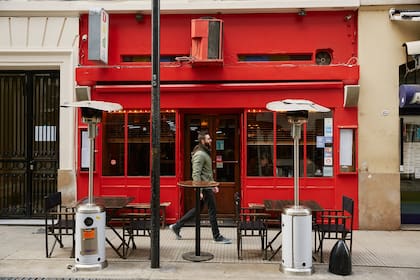 La fachada roja, un inconfundible del Bajo porteño