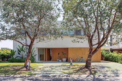 La fachada se revistió con Tarquini ‘Símil Piedra París’ blanco, que la hace luminosa, y varillas de palo blanco, para marcar de entrada la importancia de la madera como elemento arquitectónico, pero también afectivo. Se lijan y barnizan cada año para mantenerlas impecables.