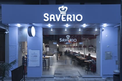 La fachada, sobre la avenida San Juan