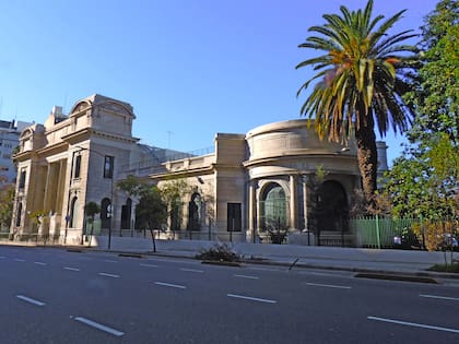 La fachada tipo palacio de la Uriburu, sobre Av. Ángel Gallardo