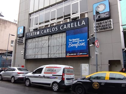 La fachada todavía en restauración, del teatro Carlos Carella