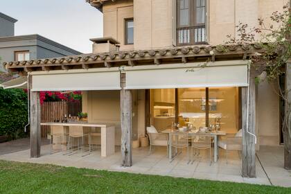 La fachada y los demás ambientes de la casa mantuvieron el estilo con que se construyó en 2020. Desde la galería se ve la flamante cocina. Nuevas aberturas Welttechnik (Rehau) de PVC color nogal con aislamiento acústico y térmico.
