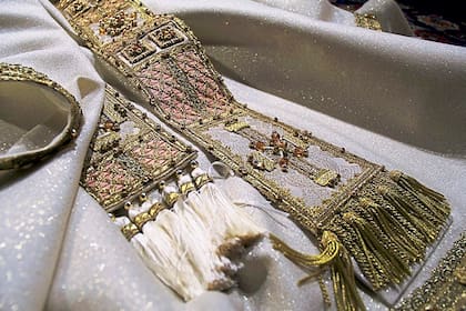 La faja de seda con flecos dorados que se lleva sobre la sotana