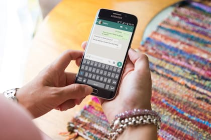 Whatsapp, entre otras aplicaciones, permiten escuchar mensajes de texto en formato de audio