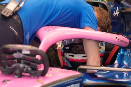 La falla mecánica ocurrió tras una hora y media de actividad en el trazado de Bahréin
(AP Photo/Altaf Qadri)