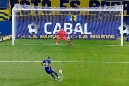La fallida emboquillada de Edwin Cardona ante Leo Díaz en la definición por penales que Boca le ganó a River por la Copa de la Liga Profesional; eso desató uno de los peores momentos del colombiano en el club.