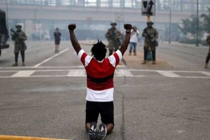 La falta de acción inmediata sobre los agentes que retuvieron a George Floyd atizó las protestas en Mnneapolis y otros lugares de EE.UU.