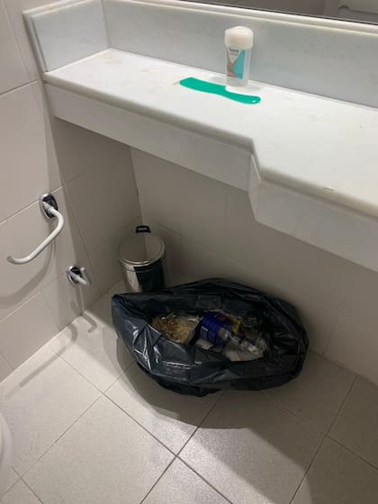 La falta de higiene y el encierro en la habitación los obliga a conservar la basura en el baño