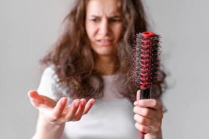La falta de lavado puede provocar irritación, acné y quiebre del cabello