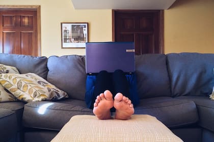 La falta de movimiento prolongada, sumada a altos niveles de estrés laboral y académico, genera un impacto negativo en el sistema cardiovascular