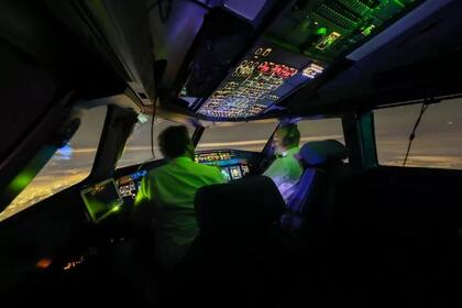 La falta de personal afecta desde el control de los pasajeros hasta el manejo de los aviones, pasando por los auxiliares de vuelo