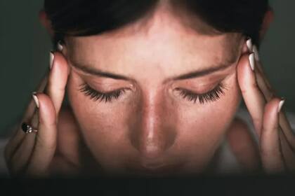 La falta de sueño y cambios hormonales serían algunas de las razones por las cuales tendemos a sentir dolor con mayor intensidad en horas de la noche