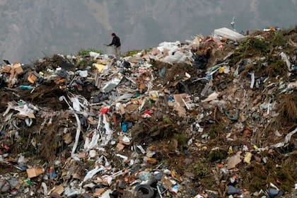 La falta de una membrana de contención de lixiviados provoca la infiltración de distintos compuestos contaminantes y la afectación del suelo y napas de agua