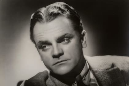 La fama de rebelde con causa hizo que el FBI empezara a investigarlo. No tardaron en aparecer los que denunciaban que Cagney era un comunista.