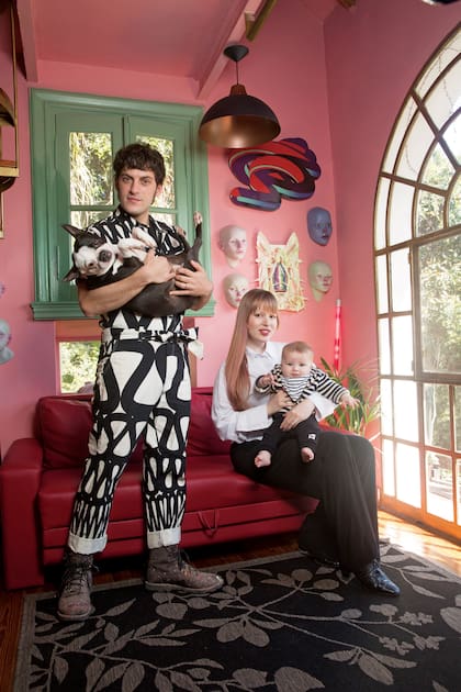 La famila completa, incluida Blue, la bulldog francesa, en un salón que combina el arte de los dos creativos.