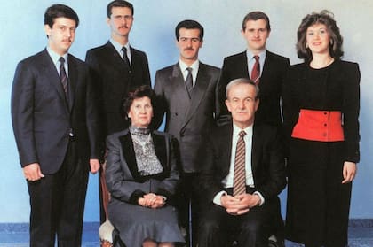 La familia al-Assad con Bassel en el medio y Bashar, el actual presidente de Siria, a su izquierda