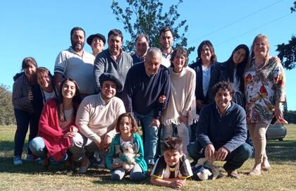 La familia Álvarez completa en el campo donde viven