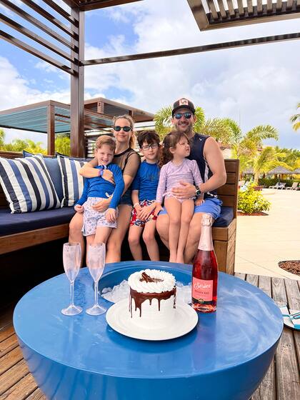 La familia aprovechó la escapada familiar para celebrar por segunda vez el cumpleaños de Sabrina, quien sopló 41 velitas el 19 de julio. “¡Feliz cumple para mí! ¡Cumpliendo un año más y cumpliendo sueños! Agradecida de la vida que tengo y vamos por más”, aseguró la actriz, emocionada por el contexto y la posibilidad de festejar junto a los suyos