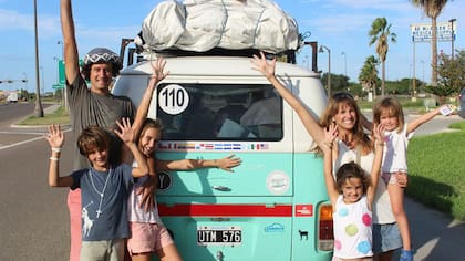 La familia argentina que viajó en una camioneta ochentosa llamada "Francisca" fue recibida por el Papa en un inesperado encuentro