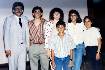 La familia Arnedo: Fernando hijo (camisa marrón), sus padres, sus hermanos, Pablo y Ana, y su niñera