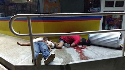 La familia asesinada. Foto: Twitter @CuartaPlana