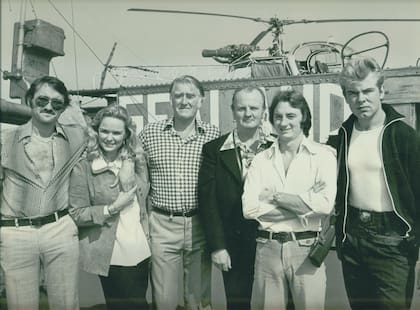 La familia Bates con amigos, luego de arribar a Sealand en helicóptero.