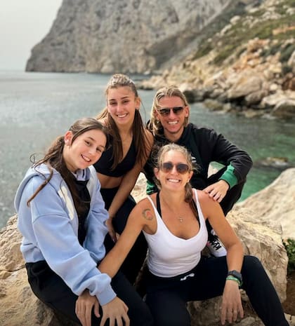 La familia Beccacece: sus hijas, Victoria y Agustina, y su mujer, Patricia, su compañera desde el profesorado de educación física en Rosario