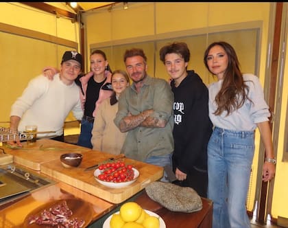 La familia Beckham reunida con sus hijos Brooklyn, de 23 años, Romeo de 20, Cruz de 17 y Harper de 11