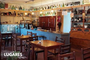 La familia Cadona maneja el histórico bar desde hace más de 30 años, hoy con renovado espíritu y una nueva mirada gastronómica, aunque sin alterar la fachada ni el interior.