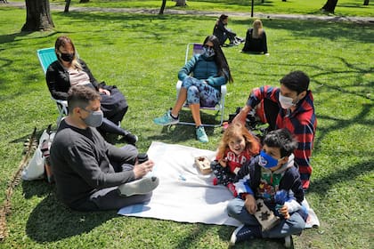 La familia Callisti se reencontró en el parque Las Heras después de muchos meses