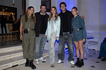 La familia Cambiaso unida en el lanzamiento de la temporada de polo 2024 en Águila Pabellón, en Palermo. De izquierda a derecha: Mia, Adolfo, María Vázquez, Poroto y Myla.